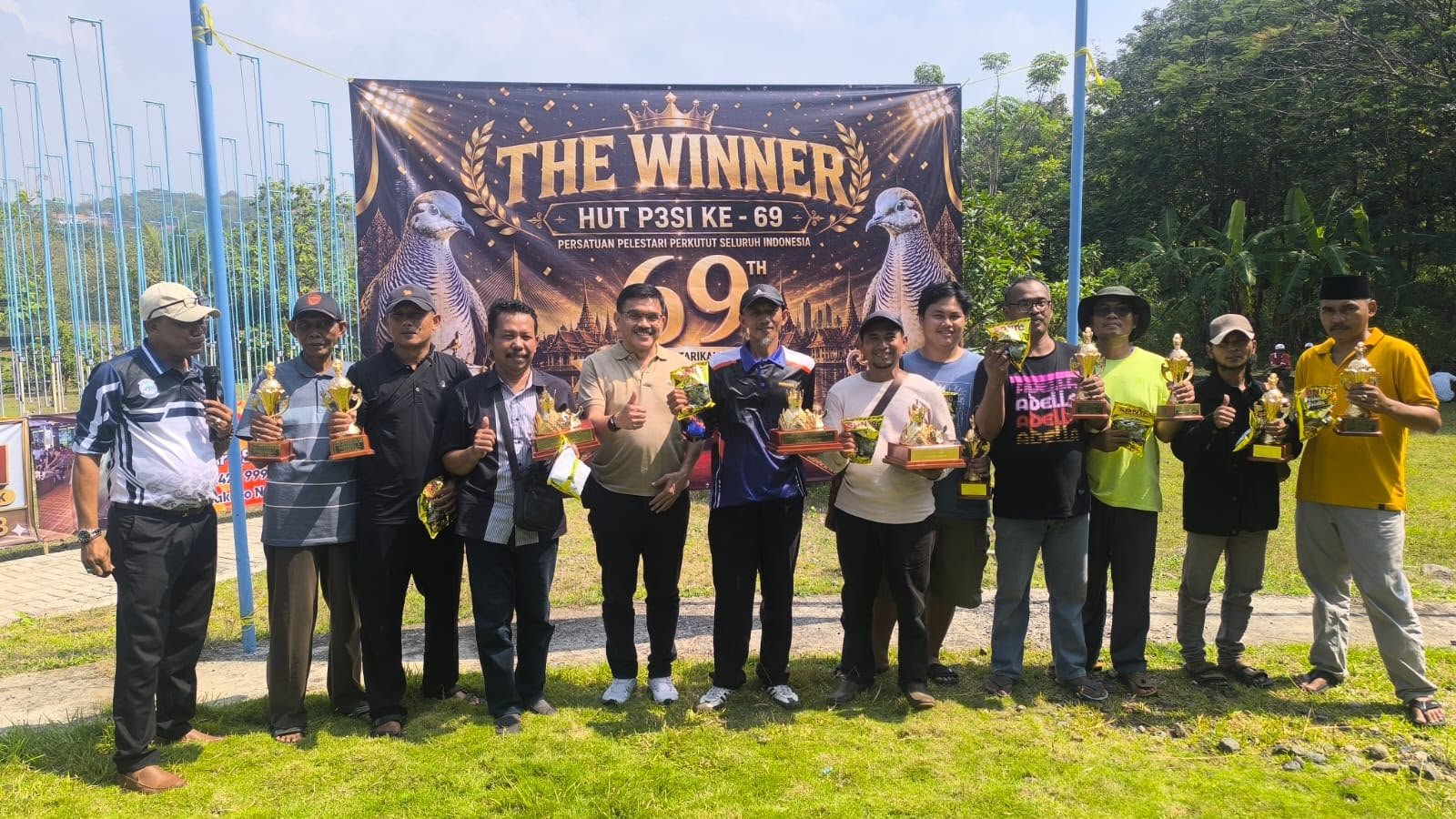 Kung Mania dari Berbagai Daerah Padati Lomba Perkutut Indonesia di Cirebon