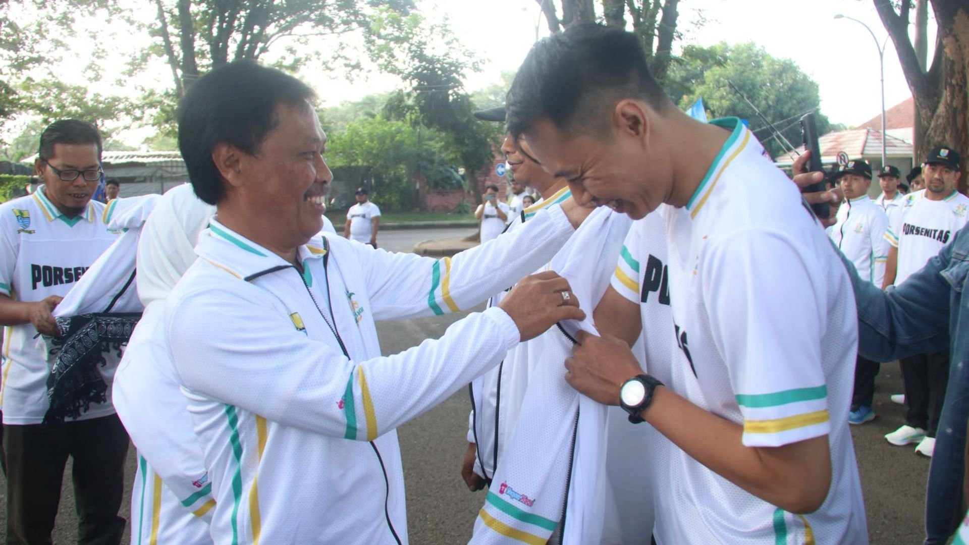 Pemkot Cirebon Perkuat Pembinaan Olahraga melalui Pelepasan Kontingen PORSENITAS XIII dan Penghargaan Atlet Berprestasi