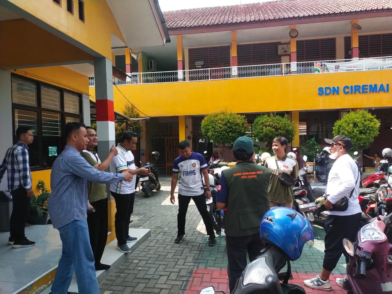 Camat Harjamukti dan Lurah Kecapi Tinjau Sistem Pengelolaan Sampah di SD Negeri Ciremai Giri