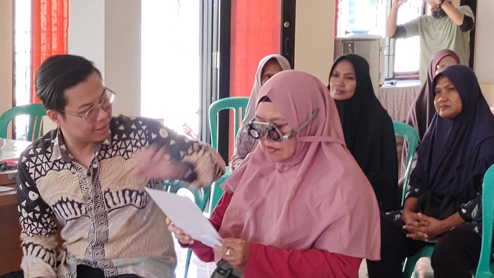 Lurah Larangan meninjau langsung pelaksanaan kegiatan Pemeriksaan Mata Gratis Oleh Klinik Eye Center